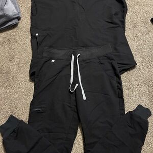 Women’s FIGS Black Jogger Pants and scrub top set size SMALL EUC!!